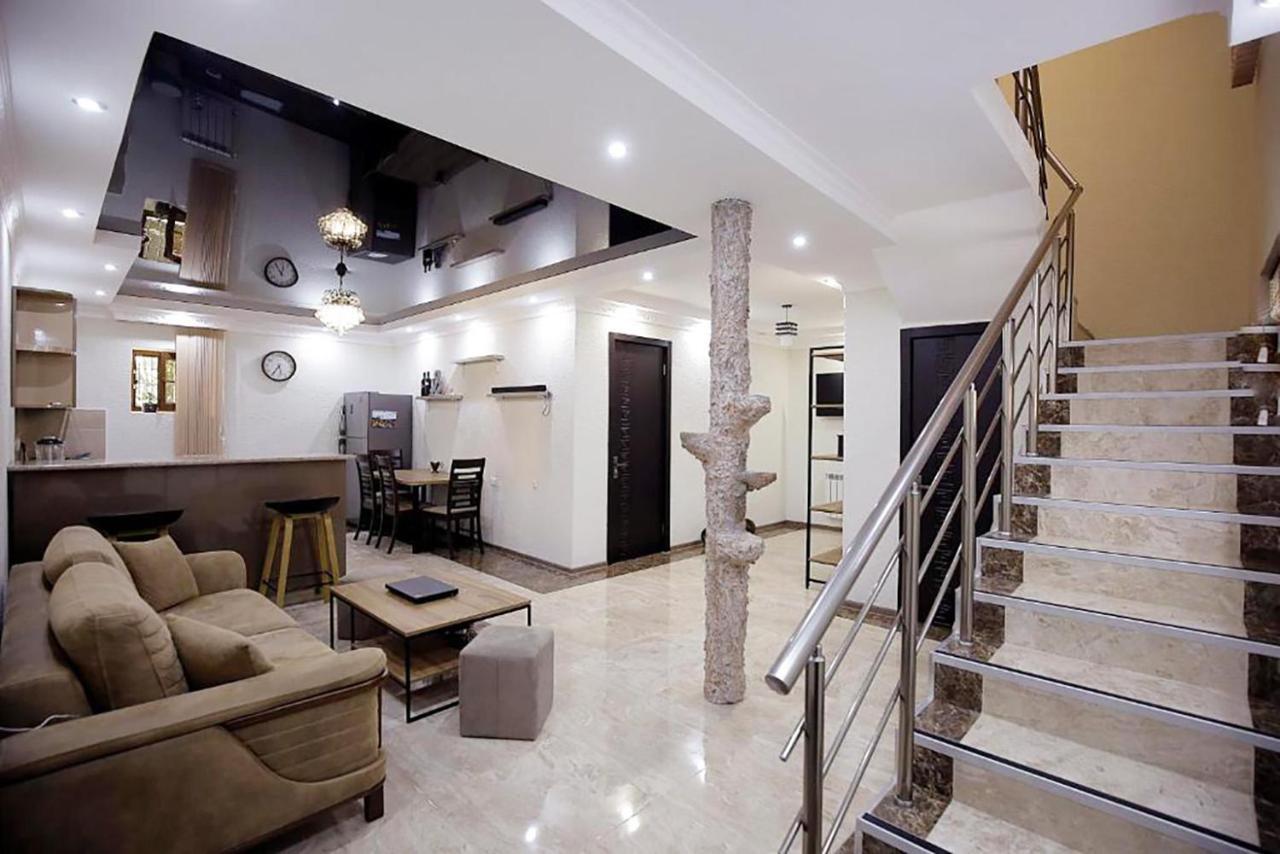 Nickos Hotel Kutaisi Esterno foto