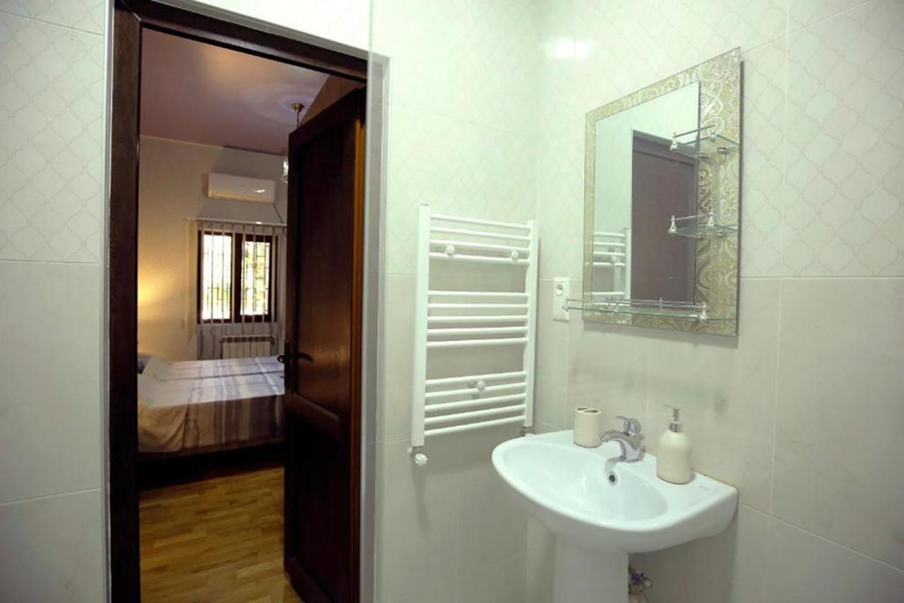 Nickos Hotel Kutaisi Esterno foto