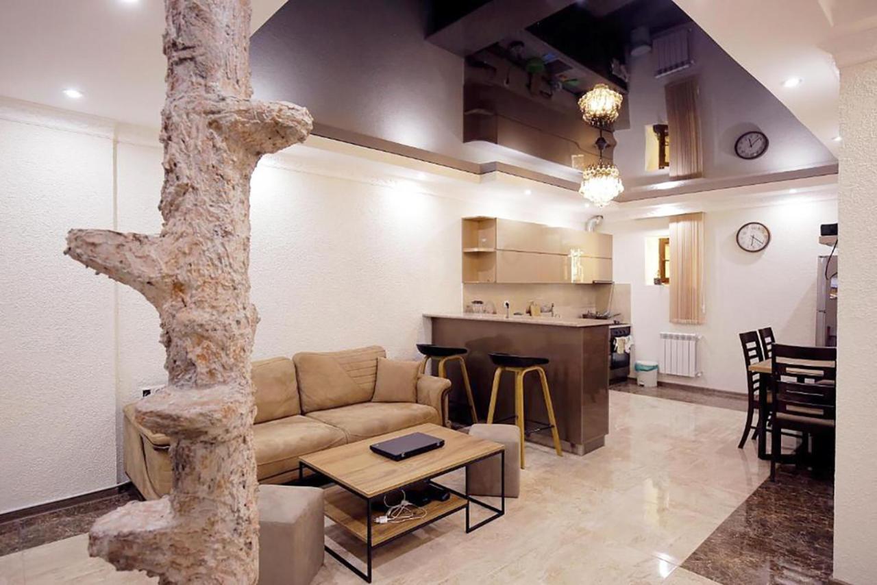 Nickos Hotel Kutaisi Esterno foto